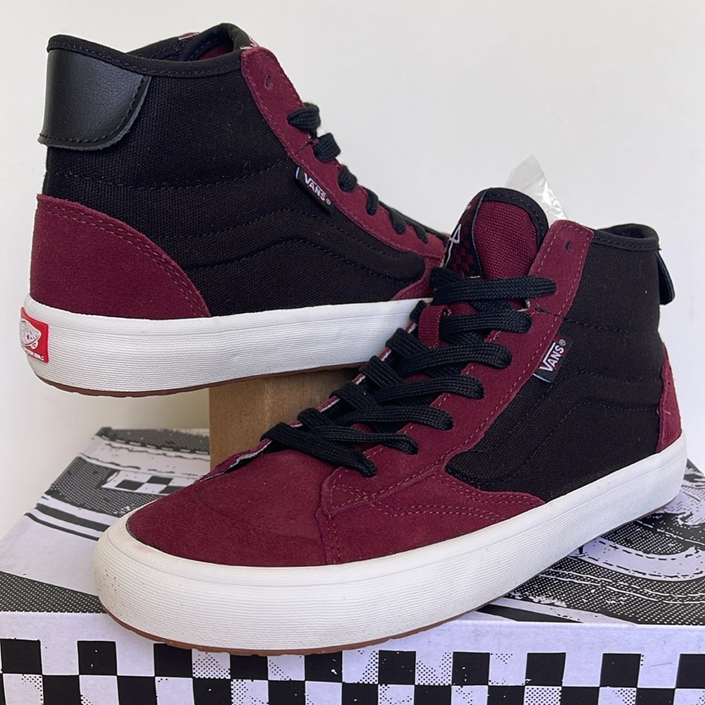 Vans Men’s The Lizzie Port/Black
VN0A4BX102Y
Sneakers
